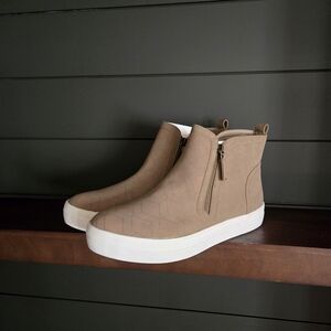 Not Rated Tina Sneakers in Taupe